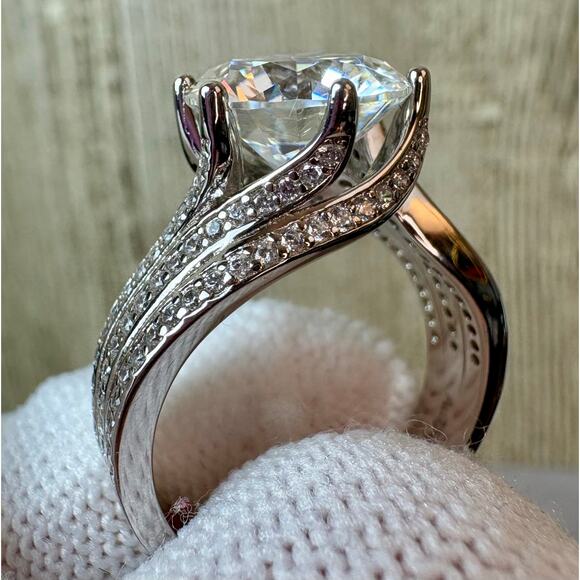 8CT D VVS1 Graded Moissanite Ring – AU750 – Sz.9 - Picture 4 of 10